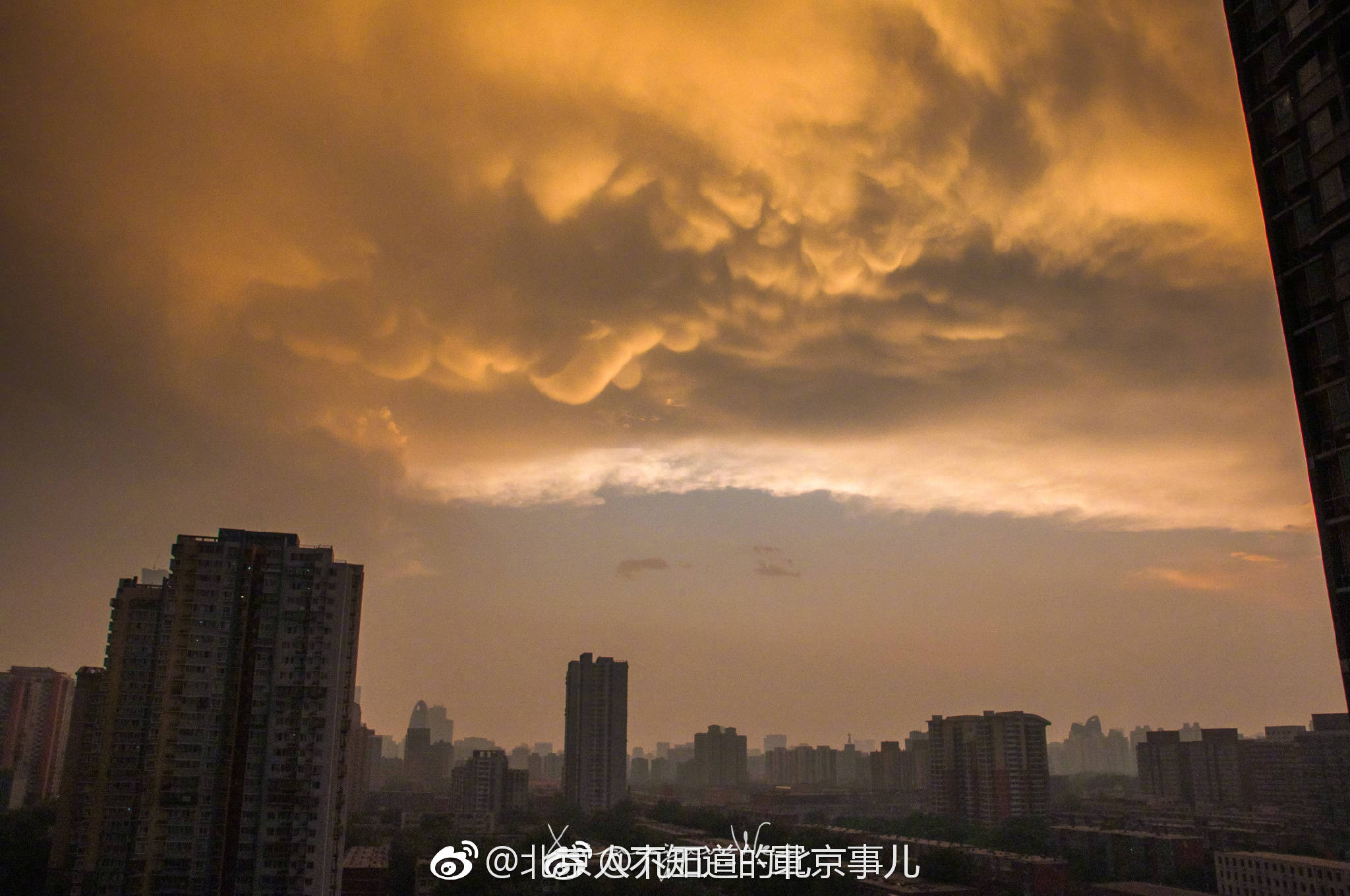 北京昨日傍晚突现乳状云奇景