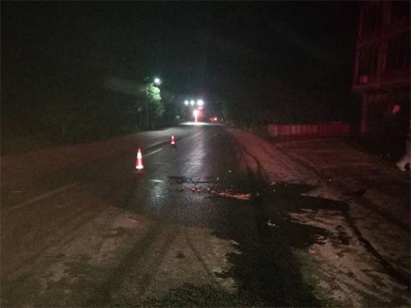 机油漏洒路面酿事故 邵阳交警路政深夜清理保