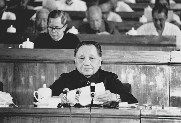 1982年9月1日至11日,中國共產黨第十二次全國代表大會在北京舉行。鄧小平致開幕詞。他在開幕詞中明確提出了“建設有中國特色的社會主義”的重大命題。圖爲鄧小平在大會上致開幕詞。 新華社發