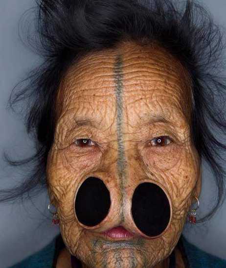印度这个部落,女人因长的太美,要用木塞堵鼻变丑,原因
