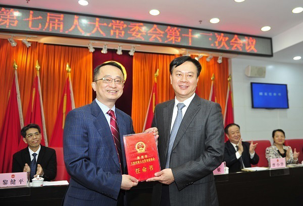 梅州市委书记、市人大常委会主任谭君铁（右）为梅州市代市长陈敏（左）颁发任命书。