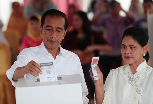 　当地时间2019年4月17日，印度尼西亚，现任总统佐科偕妻参加投票。 IC Photo 图