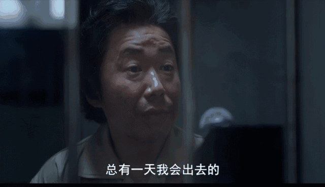 (电影《素媛》中的凶手威胁素媛父亲。 图片来源:电影《素媛》)