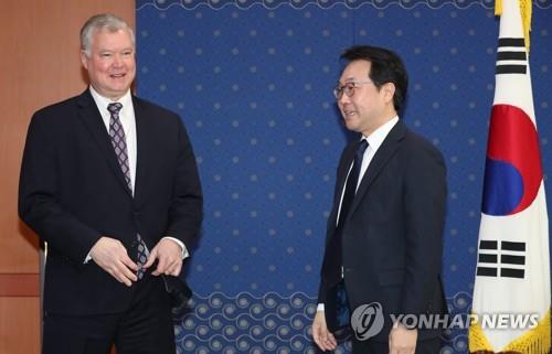 韩国外交部韩半岛和平交涉本部长李度勋和美国对朝政策特别代表斯蒂芬·比根(左) 图片来自韩联社