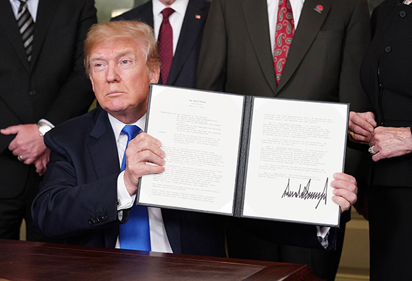 北京时间3月23日0时50分许，美国华盛顿，美总统特朗普在白宫正式签署对华贸易备忘录。视觉中国 图