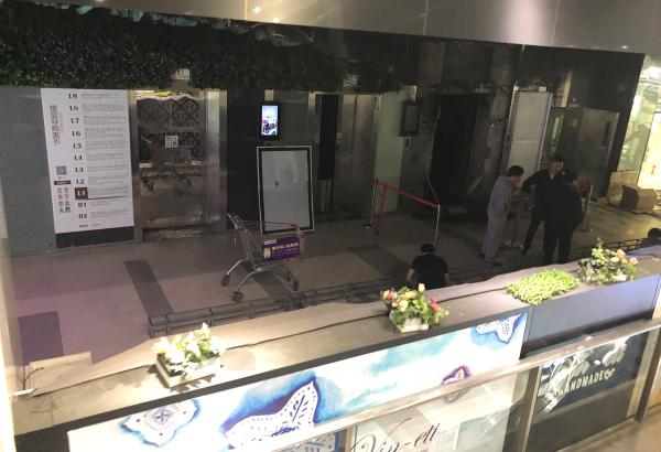 谁负责？上海一商场电梯广告屏着火，商场拒透露涉事广告公司
