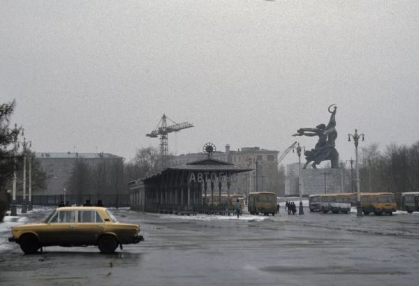 ▲上世纪80年代，苏联街头一座冷清的公交车站。