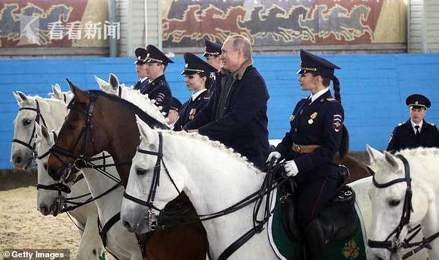 普京骑马慰问女骑警纪念38妇女节这次没光膀子枣红马却怯场了