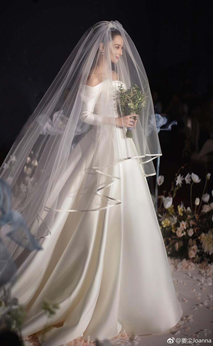 伴娘姜尘发文谈张馨予与何捷:女人在爱情里都