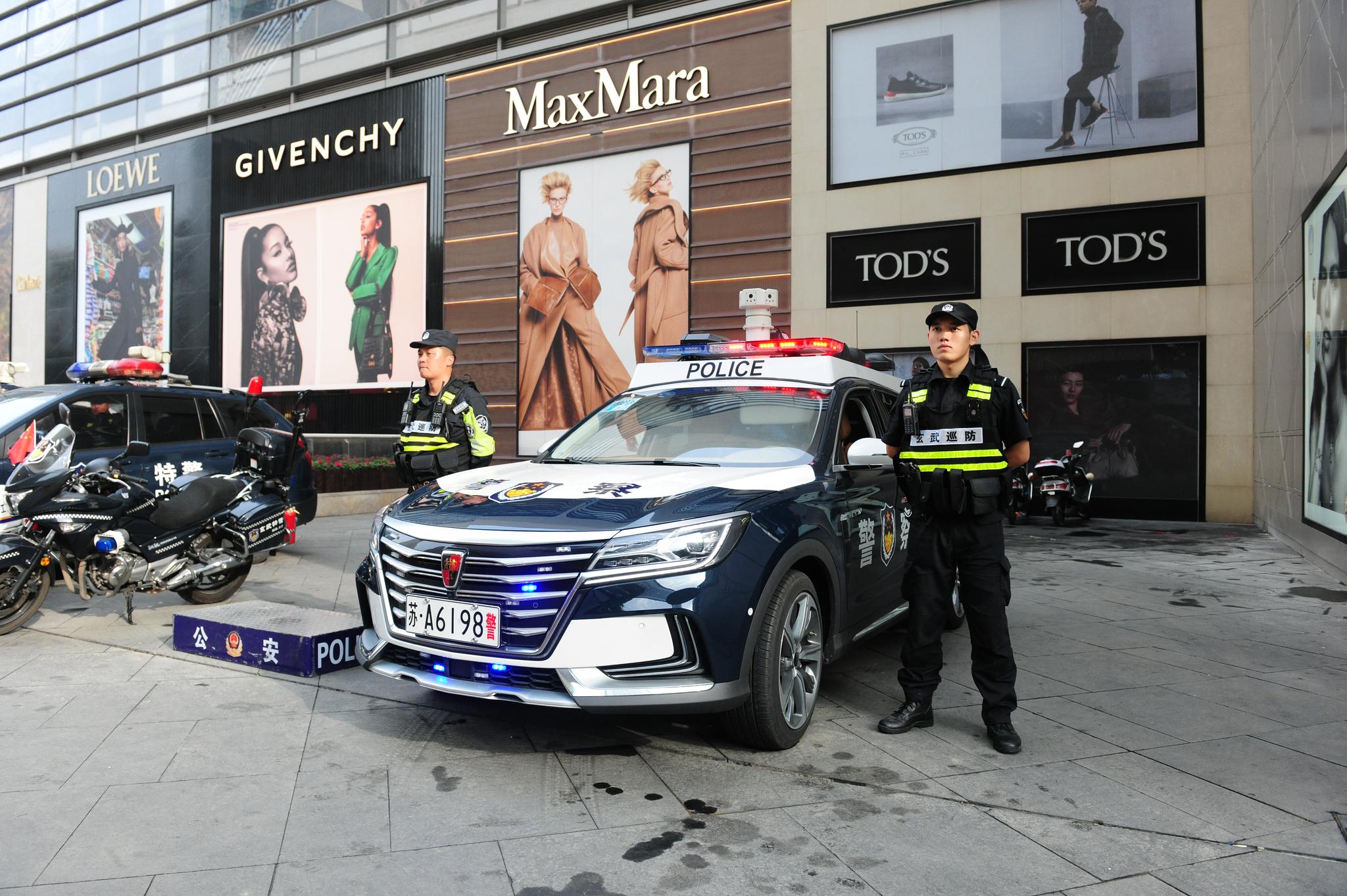 实拍福特-新蒙迪欧警车，中美两国警察最爱的执勤车之一！-新浪汽车