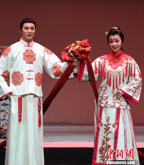 由福州闽剧院创作表演、国家艺术基金2017年度大型舞台剧和作品资助项目——闽剧《银筝断》在福州凤凰剧院首演。 记者刘可耕 摄