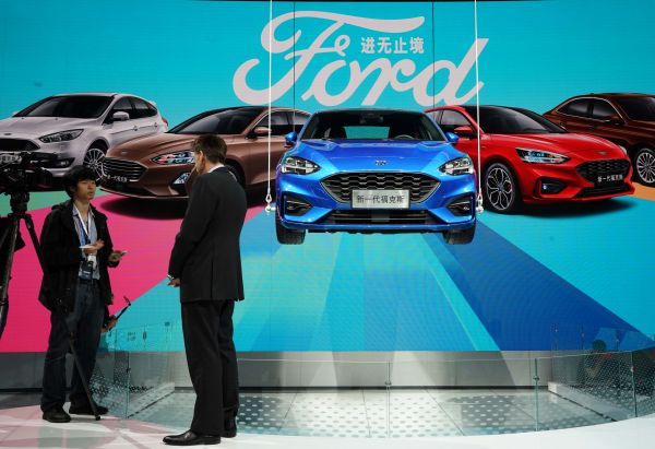 4月25日，福特汽车公司高管在北京国际车展展台接受记者采访。（新华社）