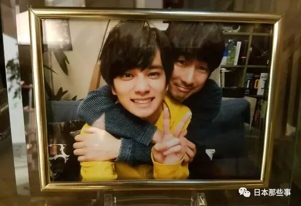 不知道北村匠海什么时候能打破魔咒,和妹子也谈场甜甜的恋爱呢?