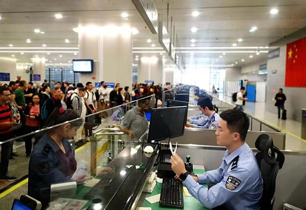 边检民警为旅客办理入境手续 本文图片均来自上海边检