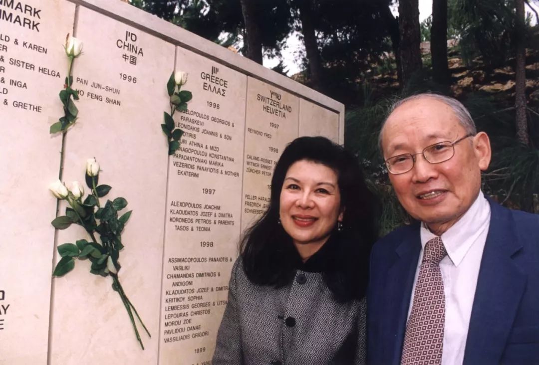 ▲何凤山儿女站在以色列纪念碑前。