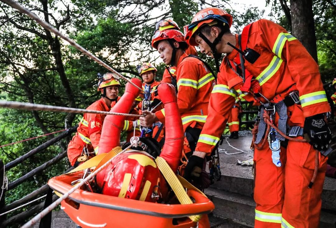 湖南消防精英论剑天子山 高空飞索横渡救援练本领