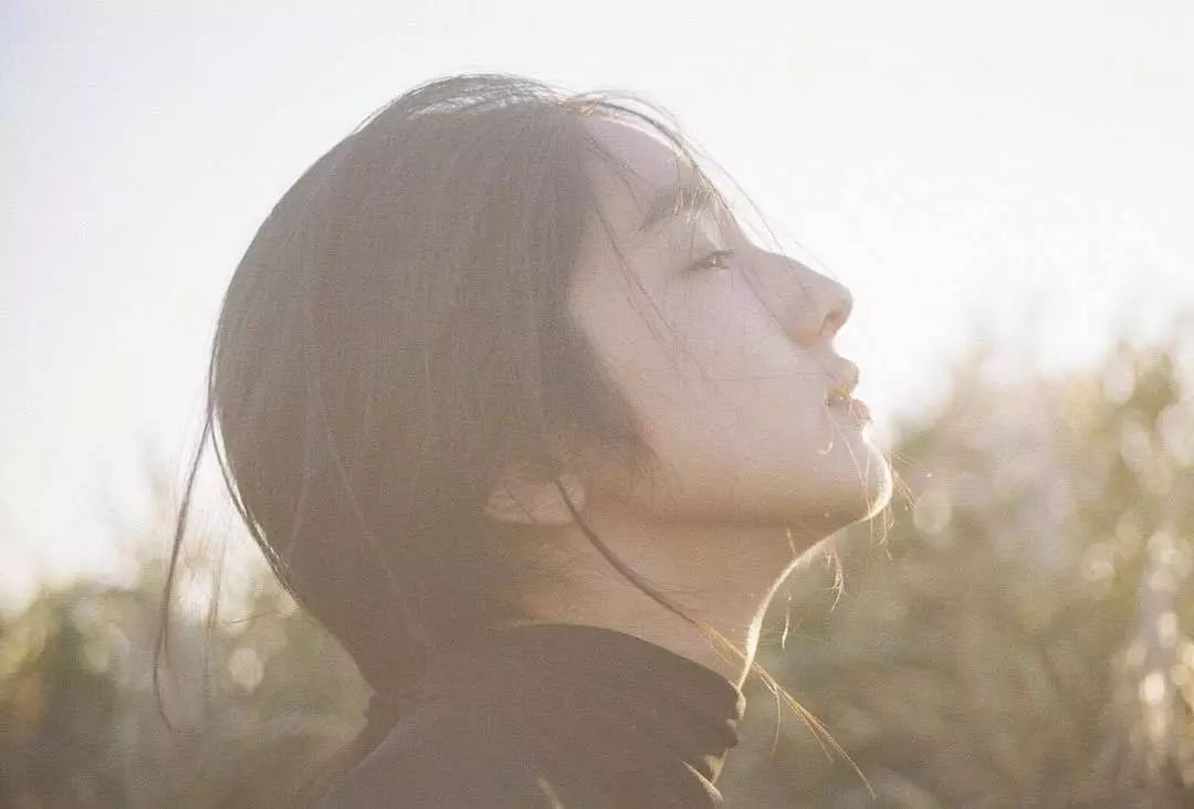 每刻美| 霓虹颓丧美少女 雌雄同体的英气长相