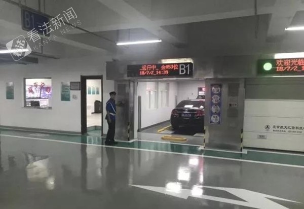 不用自己倒库贴库 副中心这处智能车库太方便了
