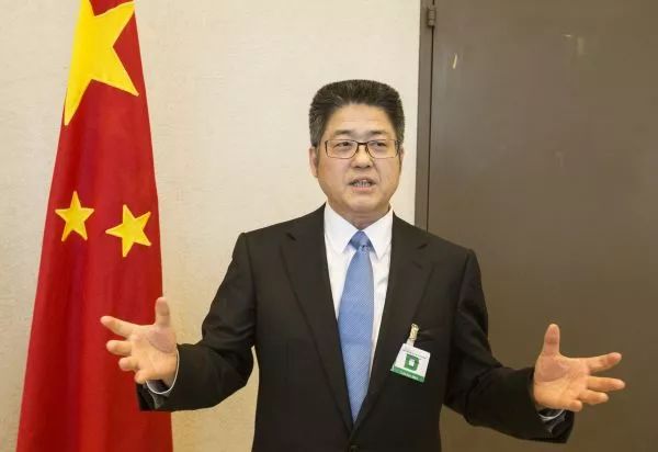 ▲资料图片:11月6日,在瑞士日内瓦联合国万国宫,出席联合国人权理事会第三轮国别人权审议的中国代表团团长、外交部副部长乐玉成接受记者采访。(新华社)