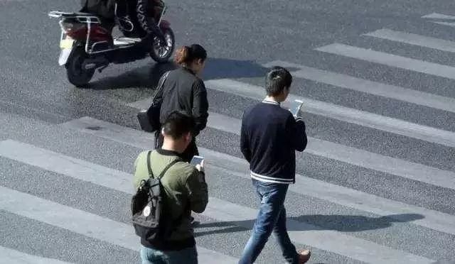 开车等红灯或堵车时可以打电话吗？襄阳交警回应…