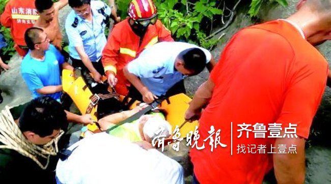 济南男子爬野山跌落受伤，十几人救援有人中了暑！