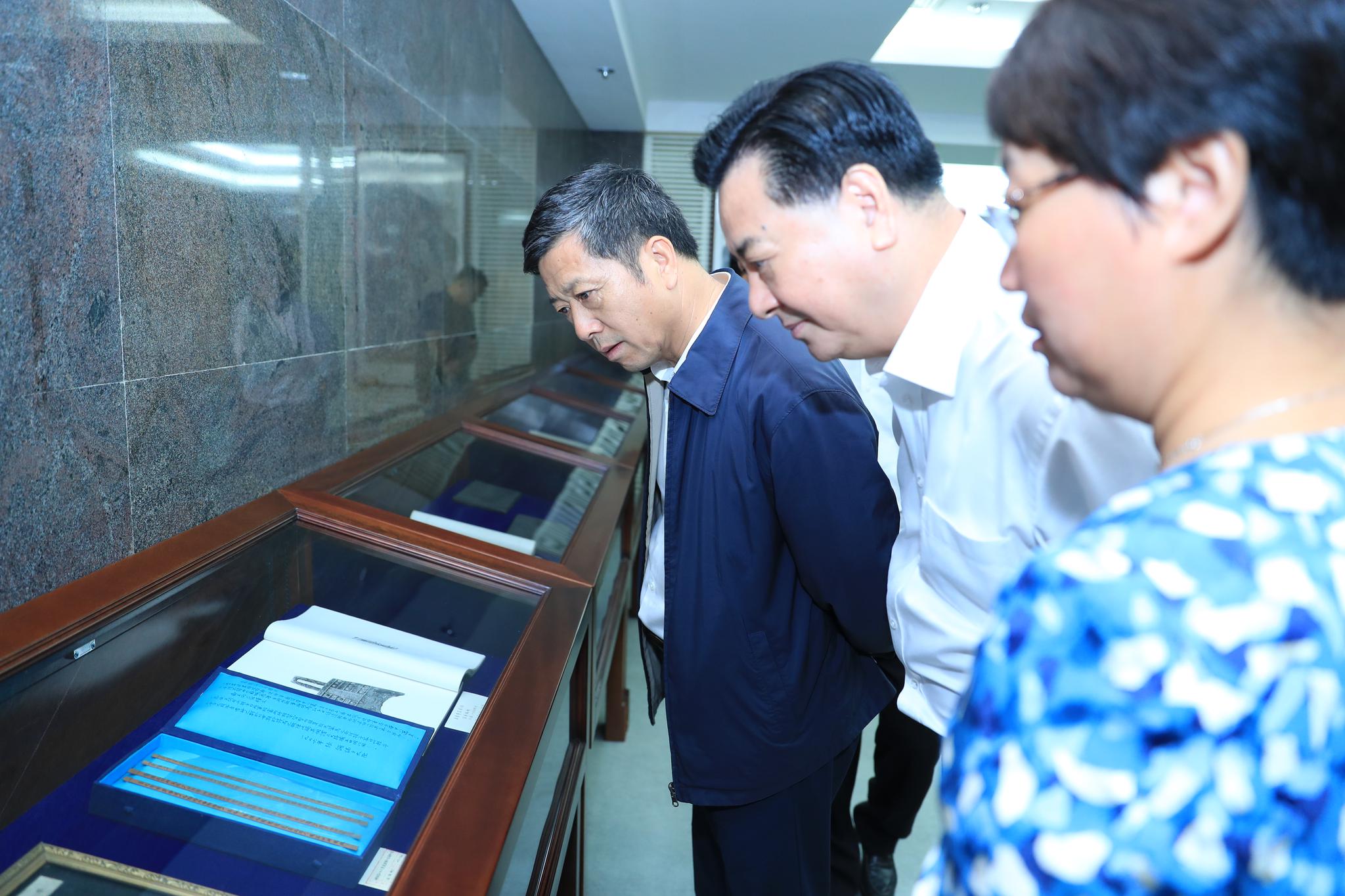 校长李元元陪同国家文物局副局长胡冰一行考察