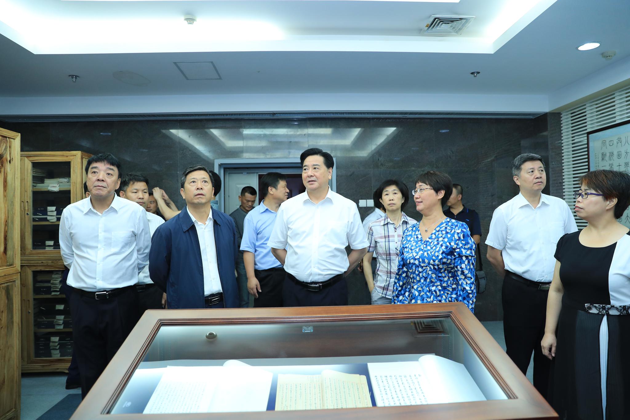 校长李元元陪同国家文物局副局长胡冰一行考察