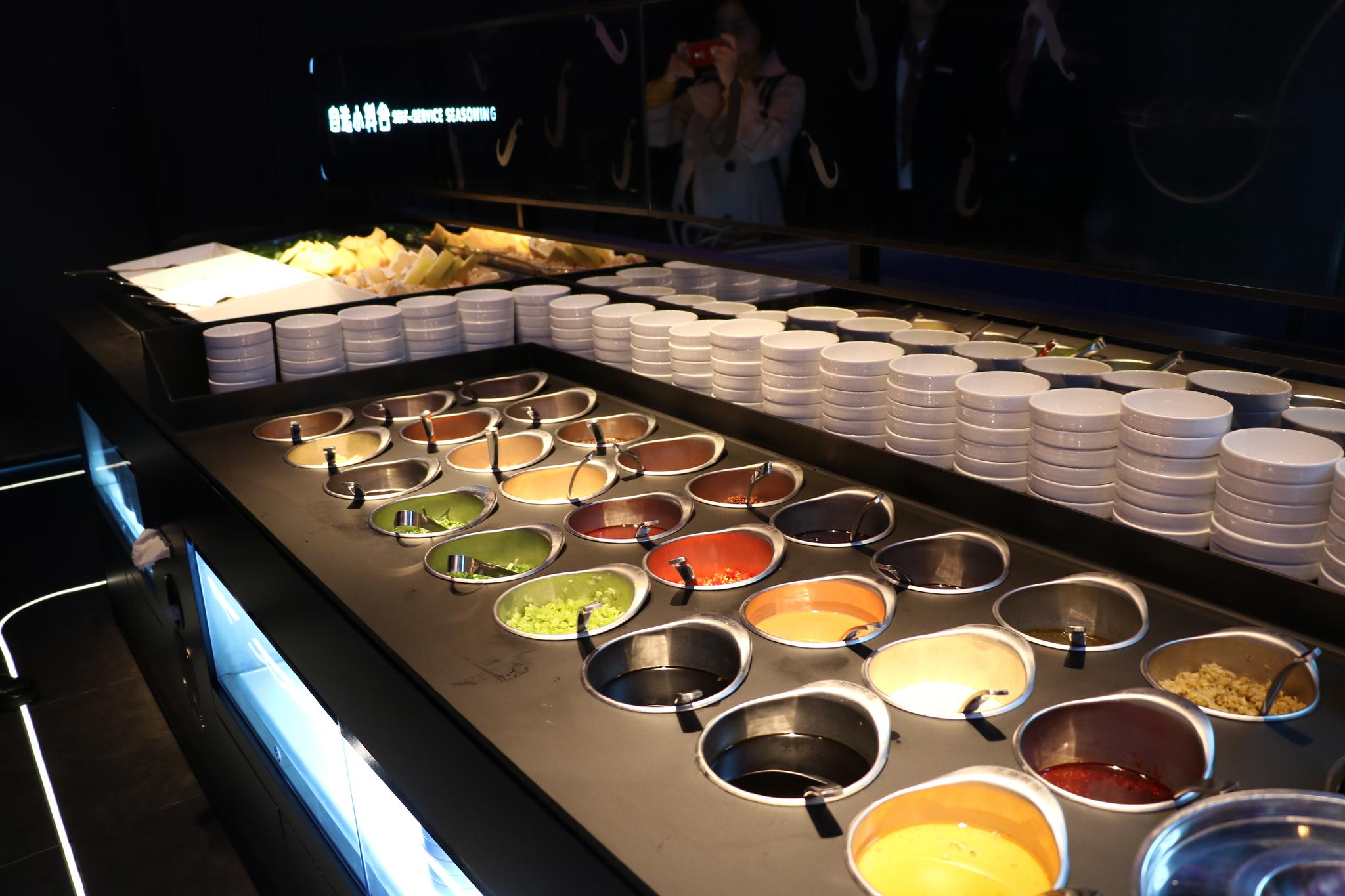 机器人上菜，私人定制锅底，海底捞有这么多黑科技?