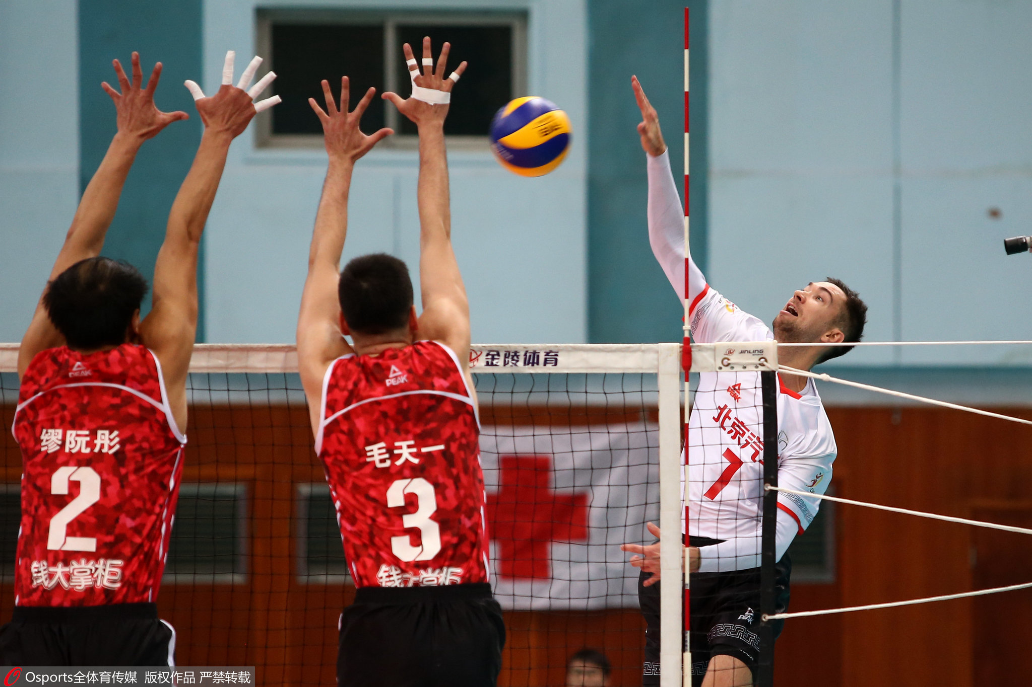 江川一锤定音北汽男排胜八一,主教练给球队打