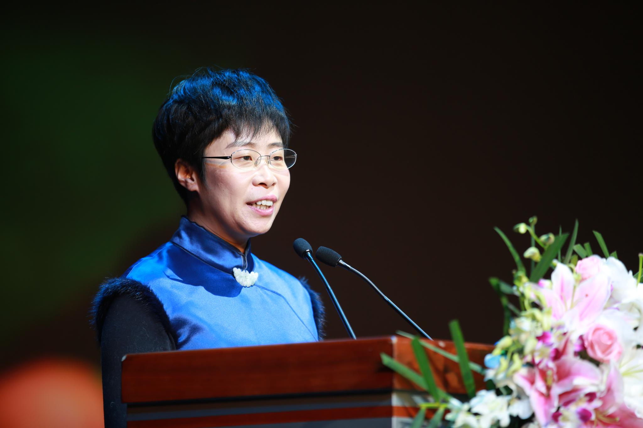 “跨界”女教授蒙曼履新妇联:妇女事业仍存在发展不平衡