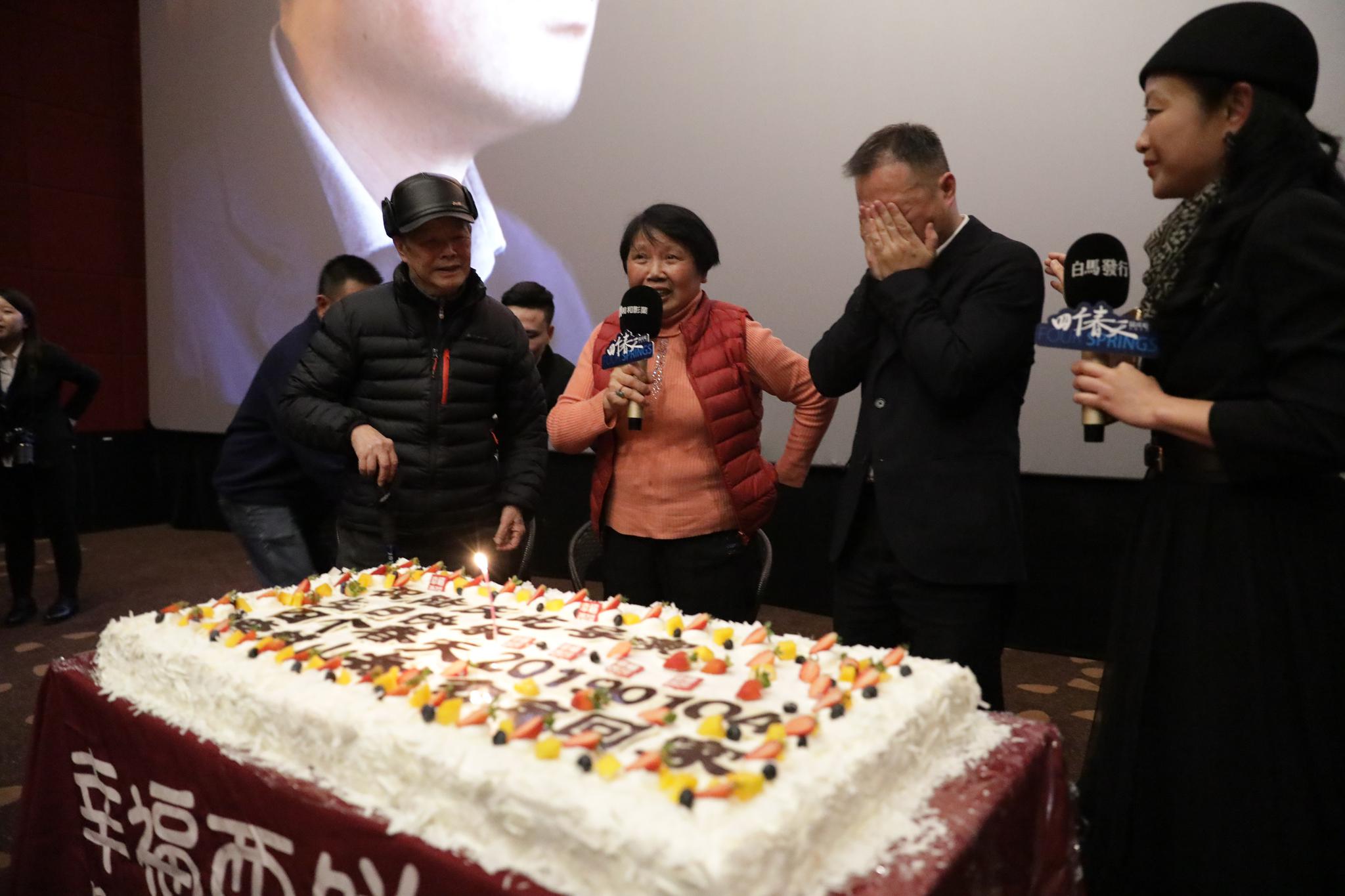 四个春天:一年一见的年迈父母,普通家庭的诗意