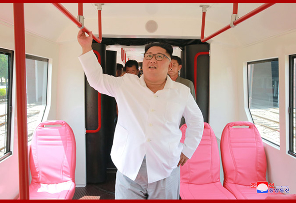 金正恩试乘新型电车：人民喜欢 宁愿把星星摘下来