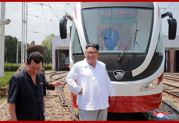 金正恩试乘新型电车：人民喜欢 宁愿把星星摘下来