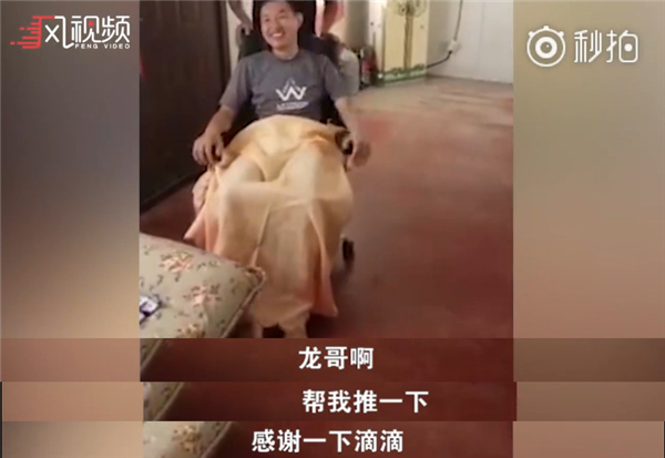 在另一段视频中,他吊儿郎当、满面微笑地跟镜头前的网友打招呼……