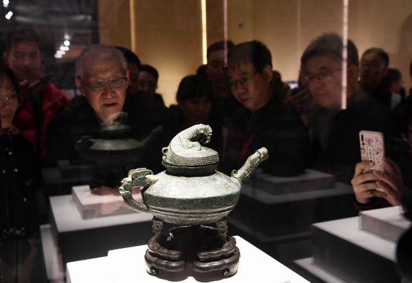 归国文物虎鎣亮相国家博物馆(新华社)
