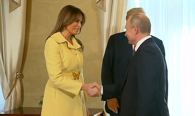 梅拉尼娅和普京握手时面带微笑。（图片来源：《每日邮报》）
