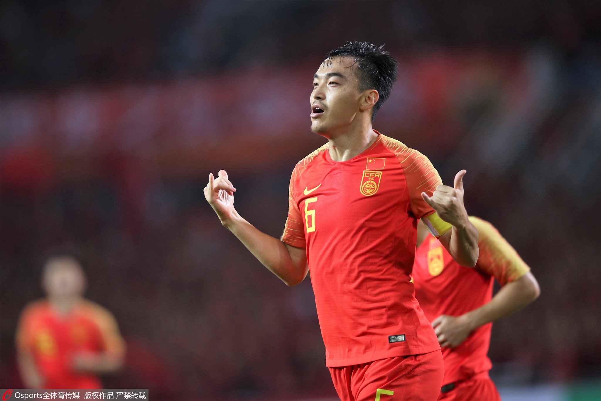 国足热身赛冯潇霆第70次代表国家队出战,打进第一球