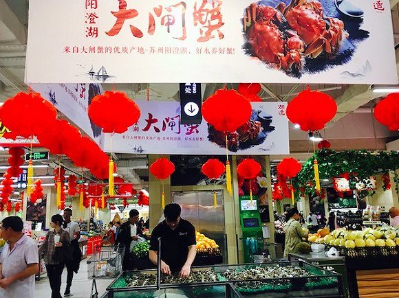 9月30日，永辉超市大闸蟹销售区域。摄影：赵晓娟