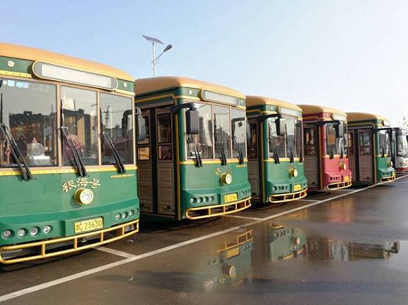 静海新湖广场内的银隆新能源汽车 张虹蕾 摄