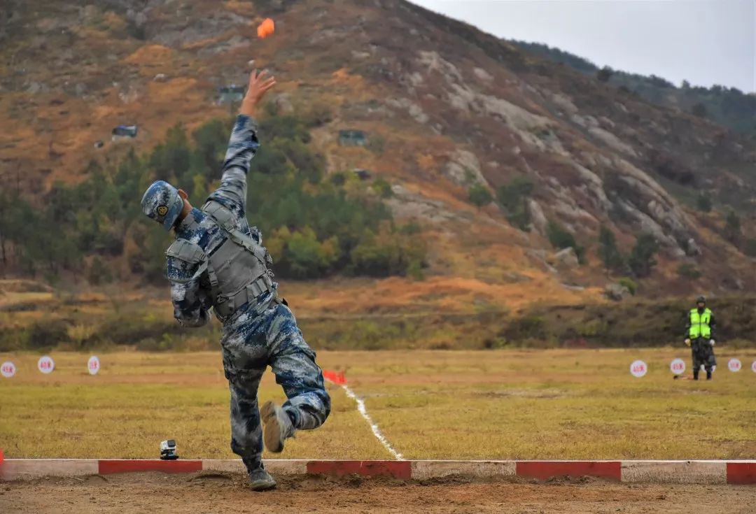 跑障碍，扔手雷……空军警卫哥哥们的比武竞赛了解一下!