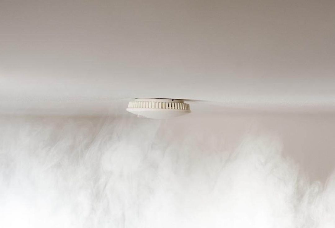 投诉三次了!一个烟雾报警器不通电的问题还没解决~