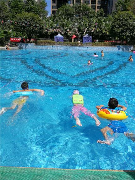 渝北鲁能西路社区联合物业公司开展游泳比赛