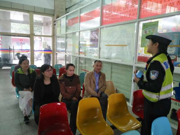 交巡警走访辖区重点企业开展清明节前交通安全