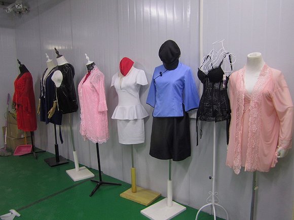 “柠檬物语”有夜店制服、空姐服、性感睡衣等各类款式。 图片来源:杨秋月