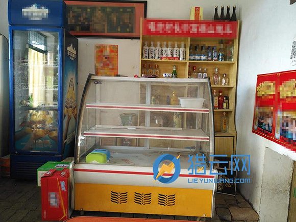 广通汽车旁的小饭馆用来卖凉菜的橱柜由于顾客太少已经闲置