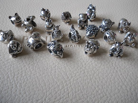 潘多拉的串珠款式十分多样，许多人会在同一条手链上串多个珠子。（图片来源：srilanka teaboard）