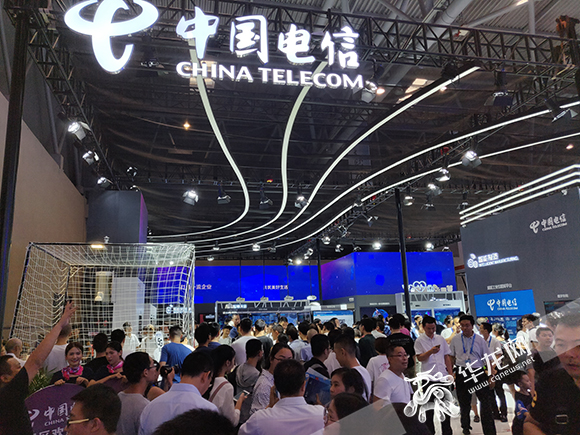 踢足球弹钢琴玩转VR 智博会首日中国电信展馆