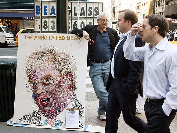  2008年5月，吉米·凯恩的画像在贝尔斯登总部大楼前展出，路人签名表达对公司衰败的不满。