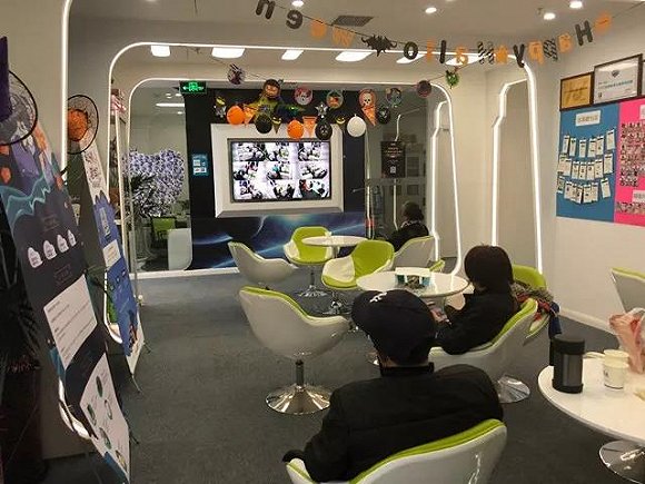 小码王的课程以10人为一班,目前在全国有30多家门店。摄影:邓攀