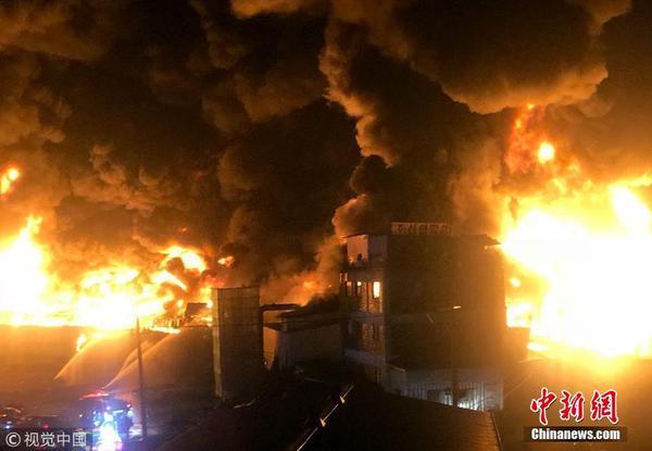 韩国仁川一工厂发生火灾 火柱升腾黑烟滚滚